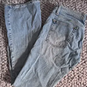 Säljer dessa lågmidjade bootcut jeansen från Levis köpta här på Plick då de inte passade.
