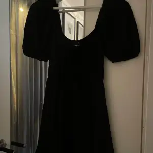 Säljer denna svarta söta klänningen med puff ärmar och knyte där fram💕💕