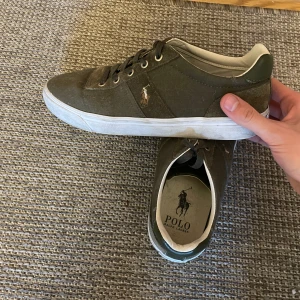 Ralph lauren skor  - Säljer mina riktigt snygga Ralph lauren skor då dem är lite små! Det är storlek 42 på dem. Nya pris 1000kr. Lite smuts på dem, går bort med bara lite vatten🙌🏻perfekta för sommaren! Tvättas innan dem postas iväg!🙂