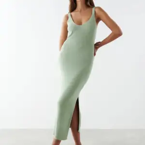 Ursnygg och jätteskön ljusgrön klänning frå Gina Tricot, perfekt nu till sommaren! Sparsamt använd. Den är väldigt stretchig och passar många storlekar!🥰