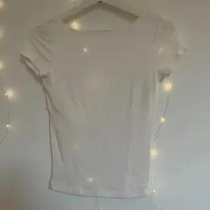 Superfin vit tröja med öppen rygg från Gina. Framsidan har dubbelt tyg och är alltså inte genomskinlig!🌸