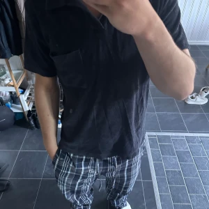 Frote pike - Frote pikés ifrån arket, mörkblå och krämvit båda medium, nypris styck 600. Säljer båda för 500