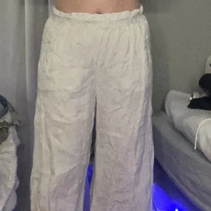 Linnebyxor  - Detta är ett plagg som sitter prima. Skönt material och fin detalj i midjan. Köptes för 499kr och jag säljer de för 250kr. Jag har ingen användning för de så om du är intresserad skriv till mig. 