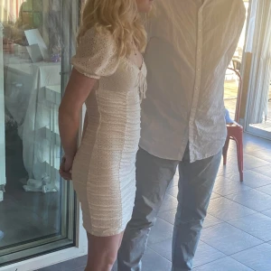 Vit klänning - Helt nytt skick💗Använd vid två tillfällen, konfirmation och skolavslutning💗Jätteskön klänning men tyvärr för liten för mig nu💗Den går att ta av vid axlarna ifall den är för tajt💗Kommer inte ihåg vart jag köpte den💗