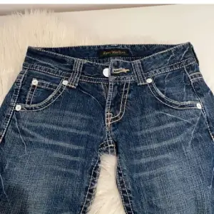 Säljer nu ett par såå snygga jeans. Dem är lågmidjade bootcut. Har inga bilder på eftersom jeansen är för små. Priset kan diskuteras privat vid snabb affär!💗💗