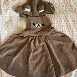 Björn hängselklänning  - Söt klänning med björn öron på luvan 🐻 Storlek M. Skriv om du har några frågor 💗