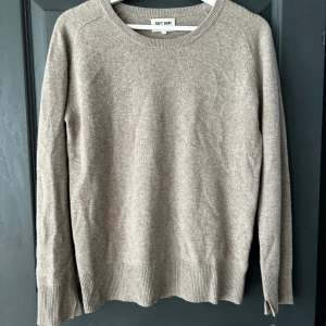 Softgoat tröja  - Beige tröja från softgoat i storlek L men liten i storleken så snarare en M. Tröjan är i väldigt väldigt fint skick.  Nypris 3200kr  Säljes för 1000kr