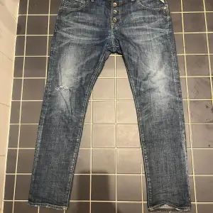 Ett par jeans i skicket 9/10 utan defekter. Nypriset på dessa jeans ligger på 1000kr. Längden på byxorna är 95cm och midjan 45cm. Hör av er annars fritt fram att använda ”köp nu”