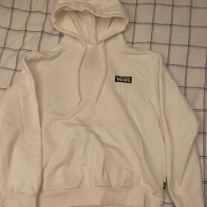 Vans hoodie - En vit vanshoodie fläckfri i jättebra skick. Köpt för 650 kr på Zalando 