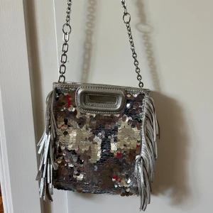 Maje väska - Säker min silvriga maje väska🤍