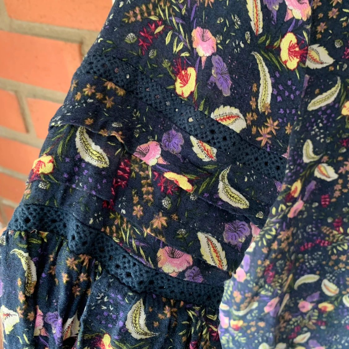 Mönstrad blus. Blå blus. Marinblå blus  - 90