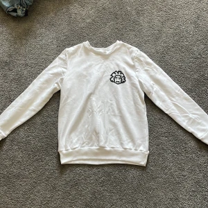 Grisch tröja - Om du vill känna dig laidback ska du köpa denna tröja :) Skulle säga att den är i storlek S men passar även lite mindre och lite större. Pris:99kr Ny pris :949kr Godkänner också budning;)