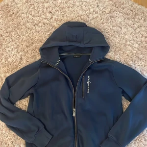 Sail racing fleecetröja - Tröjan är ungefär 7/10 i skick på grund av att jag har använt den men har inga sakador. Tröjan kostar även 1500 i original pris men jag säljer mycket billigare, vid fler frågor är det bara att skriva