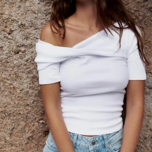 Tshirt  - Säljer denna jättecoola osymmetriska tshirt från zara då den inte kommer till användning❤️