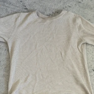 Beige topp - Säljer denna beiga toppen i storlek S från Vero Moda, använd ett fåtal gången