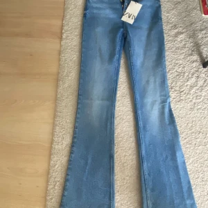 Blåa bootcut jeans  - Helt oanvända bootcut jeans!! De är långa men släpar ej i marken!! 