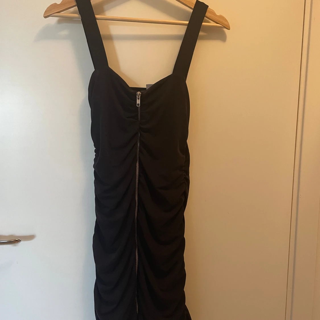 Svart tight klänning 
