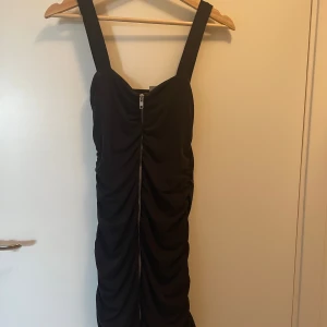 Svart tight klänning  - Jättefin klänning i superskick!   Samfraktar!