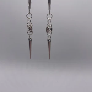 Sparkly spike örhängen  - 35kr per par, nickelfria, finns flera i lager 😊 en massa mer smycken i denna stil hittar ni på min profil🤍 kolla gärna in min instragram ”ebnorth” där jag främst sköter försäljningen:)