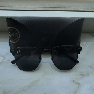 RayBan - Clubmasters  - Säljer ett par RayBan clubmasters som endast blivit använda en sommar. Dom är iprincip i nyskick. Pris går att diskutera!! 