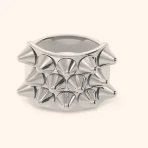 Edblad ringen i silver som är i väldigt bra skick! Köpt här på Plick men kommer tyvärr inte till användning(( ❣️❣️ Skriv för bilder och om ni har några frågor!