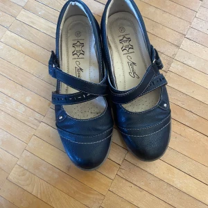 Ballerinaskor / Mary janes / t-bars  - Sjuk söta skor nu till sommaren! Storlek 37 men skulle säga att de är lite mindre i storleken🥰