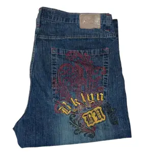 Hella baggy Brooklyn Unltd jeans. W42 [Ytterbenslängd 114cm] [Innerbenslängd 80cm] [Midja 54cm] [Benöppning 26cm]