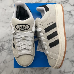 Adidas Campus 00s ”Crystal White” - Helt nya och oanvända Adidas Campus 00s ”Crystal White”. Storlek: 36. Pris: 1399. Skicka ett meddelande vid intresse. Köp tryggt och snabbt hos oss. Många nöjda kunder😊