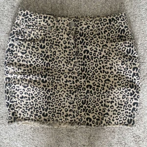 Leopard jeanskjol - Jeanskjol med leopard mönster strl S från Parisial. Mycket bra skick. Pris: 50 kr - diskuterbart 🌸