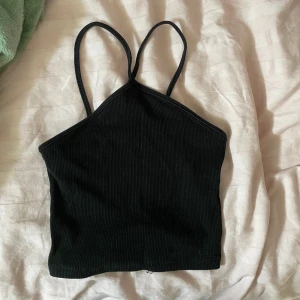 Svart topp från zara - Säljer denna svarta topp med korsade band från zara i storlek s då den inte kommer till användning💓