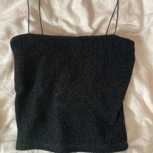 Glitter topp Nelly  - Säljer denna fina glittertopp från Nelly i storlek s då jag tyvärr inte använder den💓
