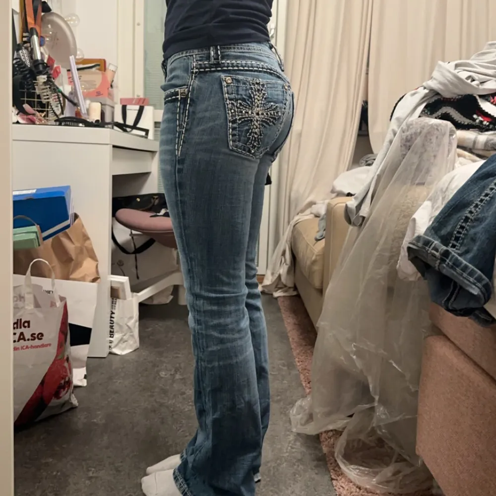 Säljer mina miss me jeans, jätte jätte snygga, finns ett litet hår vid bakfickan man kan sy igen, coola fickor, bootcut och low waist . Jeans & Byxor.