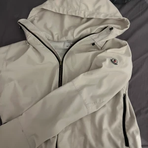 Moncler jacka - Säljer en fräsch moncler jacka, 8/10 skick!