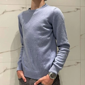 J.lindeberg sweatshirt - Swestshirt i kashmir 70% merinoull 30%, den är i toppen skick (9,5/10). Modellen är 179cm lång. Hör av dig vid funderingar och pris kan diskuteras vid snabb affär mvh Mh.sellout