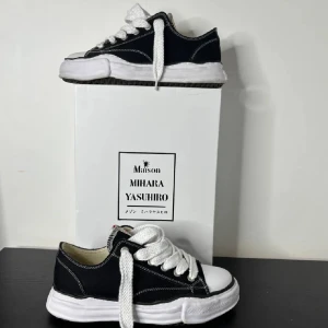 Maison Mihara - Säljer mina Maison Mihara, som gott till exemplariskt skick som det går.  Nypris 2500kr Kartong ingår 