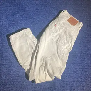 Säljer riktigt schyssta, nästintill oanvända vita levi’s jeans  W32 L32