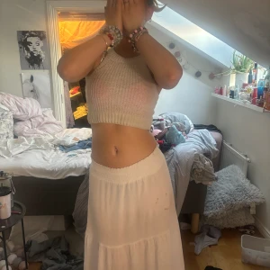 Vit linne - En stickad söt tröja  Perfekt för sommaren Hör av er för frågor 💕