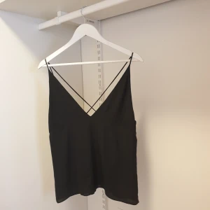 H&M topp - Oanvänd topp från H&M 