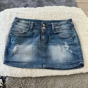 Jeanskjol - Köpt på vikted, jättefin men för stor storlek för mig.