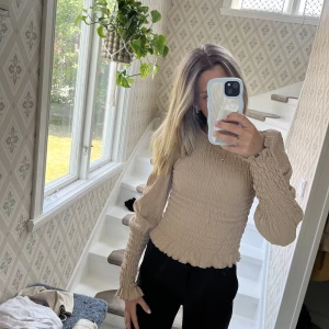 Beige topp - Hej, jag säljer min fina beiga tröja från Gina Tricot med fina detaljer. Tröjan är sparsamt använd och är i fint skick. Säljer för att den inte kommer till någon användning. Nypris: 300💖
