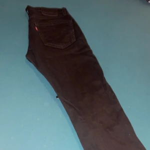 Levis jeans - Skicket på byxorna är väldigt bra och knappast använda, storleken är W28 och L32 men sitter som W29 i midjan