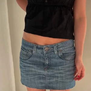 Jeans kjol - En jätte fin somrig jeans kjol i lågmidjat☀️🥹