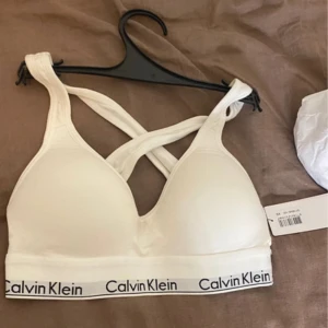 Ny Calvin Klein bh - Kommer med en påse och alla lappar är på. Det är en bralette