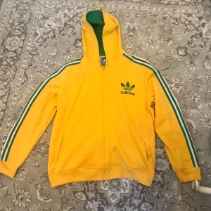 Adidas Hoodie - Oversized hoodie i så gott som nytt skick.