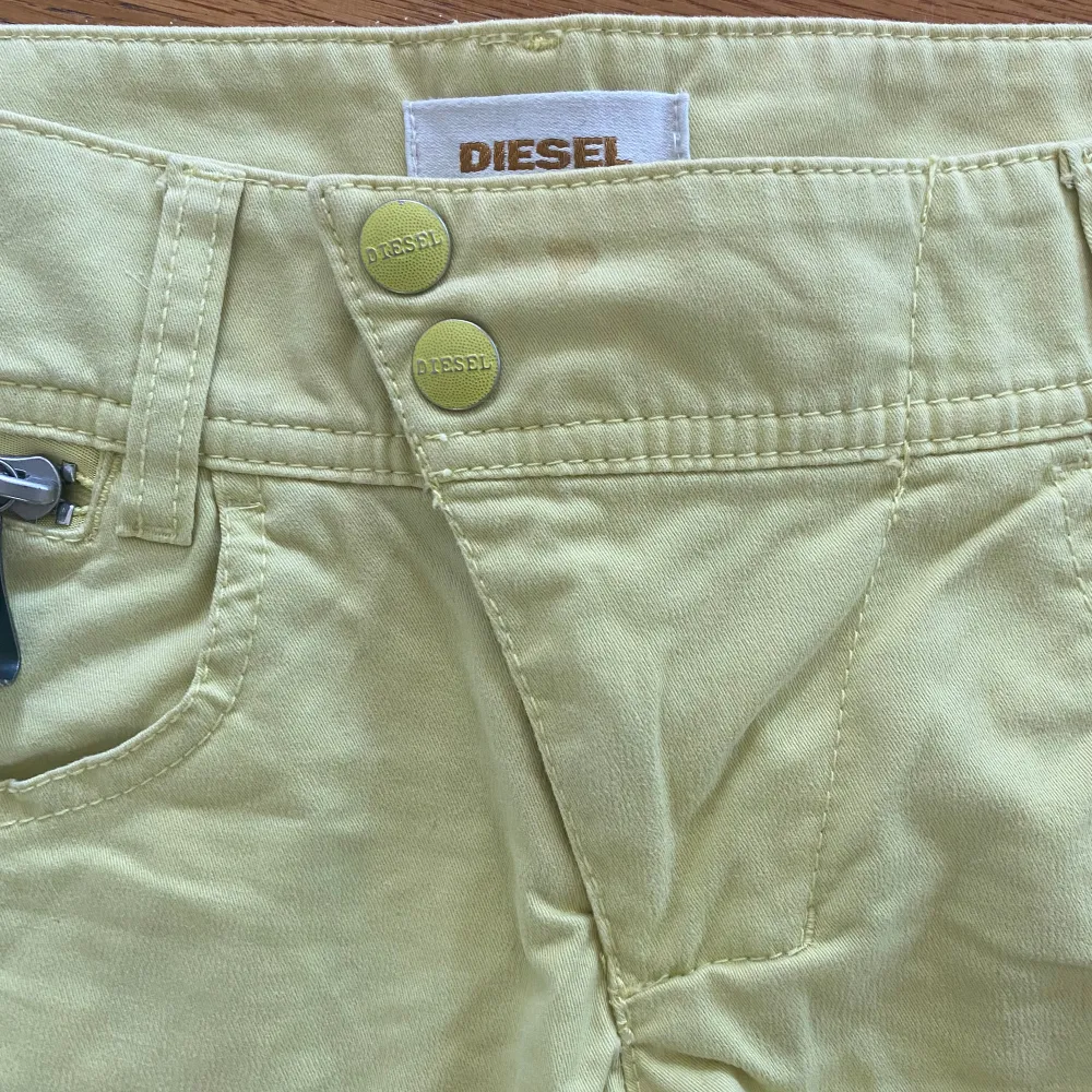 Säljer världens gulligaste gula shorts från diesel med så coola detaljer överallt!!!! Fler bilder kan skickas privat. Fläcken vid knappen borde gå bort! 💛💛⭐️✨ Åker bort 11 Juni, kan skicka och mötas upp innan dess.. Shorts.