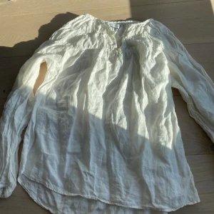 Zara blus - Väldigt fin zara barn blus. Använt få gånger och är i bra skick. Den är lite skrynklig för att den har varit i min gardrob ett tag. Storleken är 152cm och passar väldigt bra💗💗