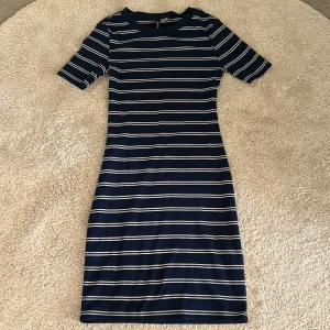 Klänning - Randig klänning från hm divided, stl S.