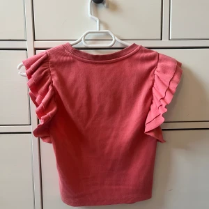 Topp från SARA  - Använd men fortfarande i bra skick, perfekt topp till sommaren, jätte fin men tyvärr för liten för mig (Känns mindre i storleken)