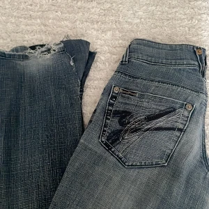 Skit snygga bootcut jeans från yeansplease  - Måttet tvärs över midjan är 37-38cm,. Jag är 165 och säljer då dom är lite för stora på mig! 💗fråga för fler bilder!