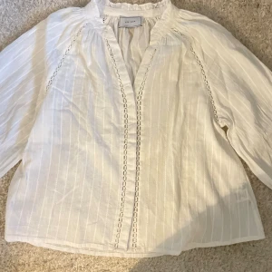 Neo noir blus  - Vit Neo Noir blus perfekt till sommaren. Blusen är en storlek S. 